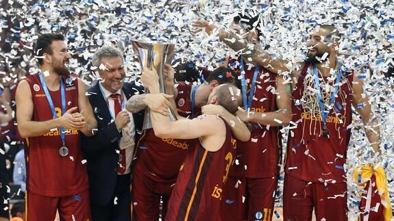 Los jugadores del Galatasaray celebran su título. 