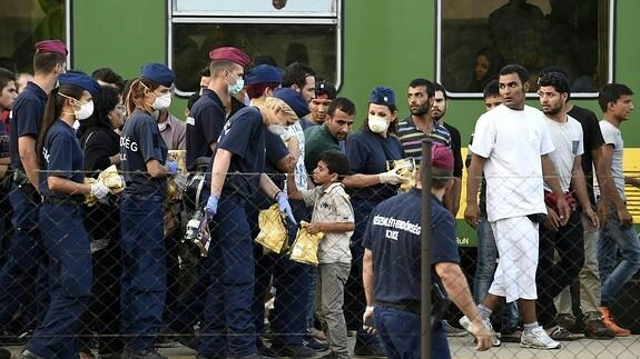 La Policía distribuye alimentos entre los inmigrantes en Hungría.