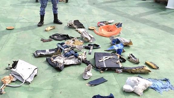Restos del avión de EgyptAir hallados por los equipos de rescate. 