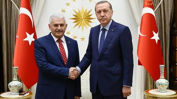 El presidente de Turquía, Recep Tayyip Erdogan, posa con Binali Yildirim.