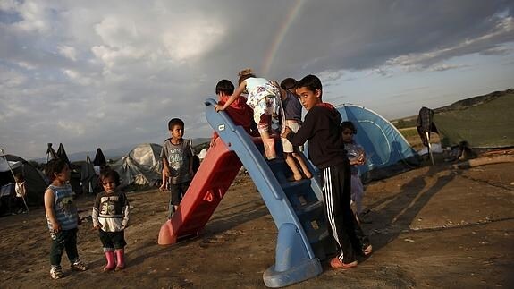Niños jugando en el campo de refugiados de Idomeni.