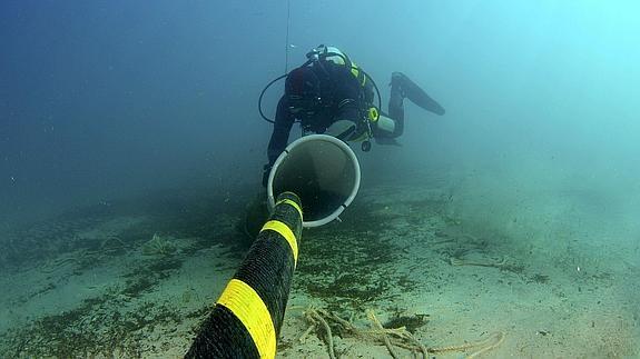 Instalación de cable submarino.