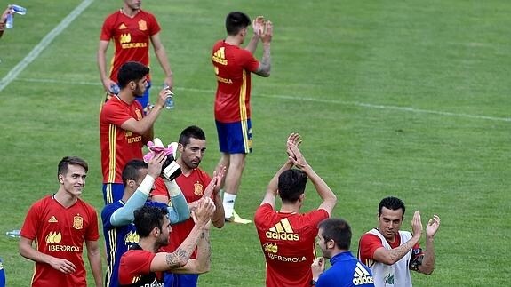 Los futbolistas españoles aplauden tras un entrenamiento. 