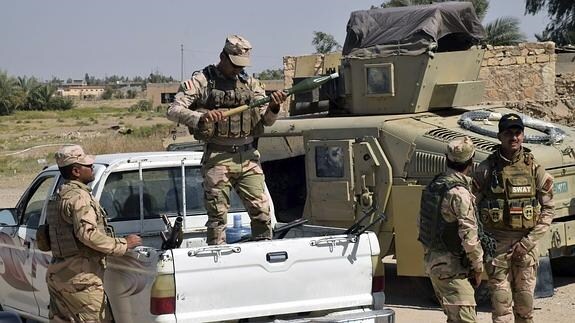 Soldados iraquíes toman posiciones en las inmediaciones de la ciudad de Faluya.