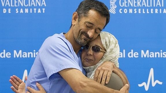 Samira Benhar abraza al doctor Pedro Cavadas. 