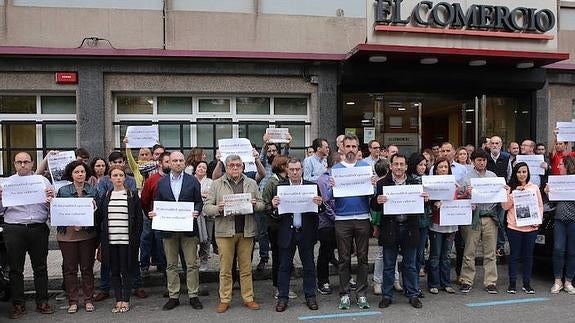 Concentración ante las puertas de EL COMERCIO.