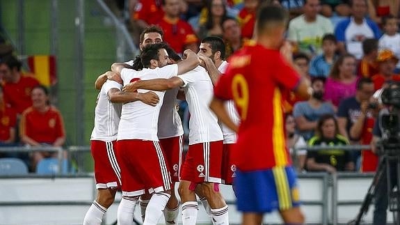 Varios futbolistas de Georgia celebran su gol ante España. 