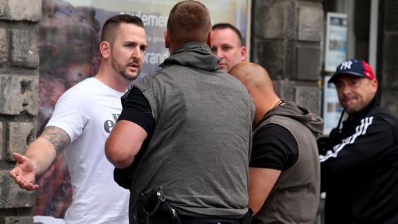 Control de la policía a aficionados en Lille. 