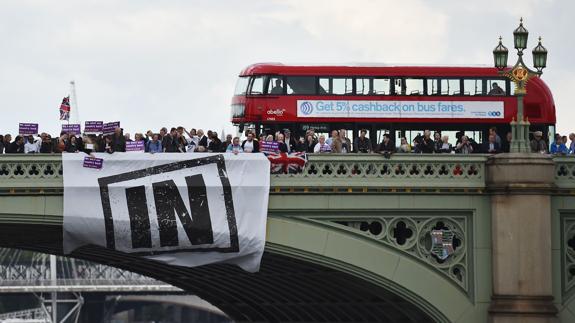 Partidarios de permanecer en la UE se manifiestan en un puente de Londres.