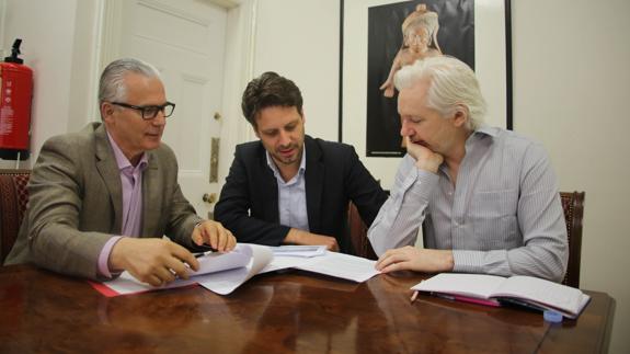 El canciller ecuatoriano, Guillaume Long (c), junto al fundador de WikiLeaks, Julian Assange (d), y su abogado, Baltasar Garzón.