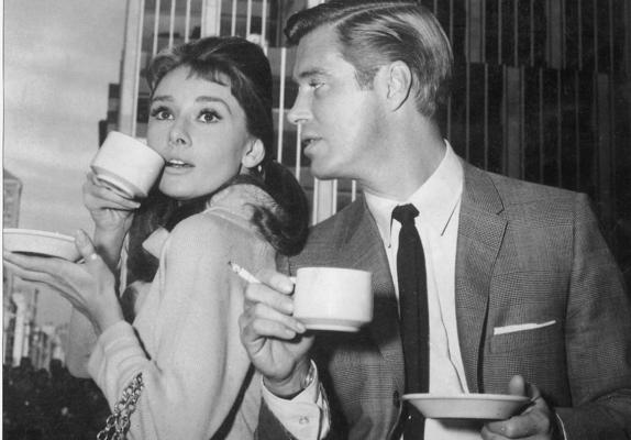 Audrey Hepburn y George Peppard en una escena de 'Desayuno con Diamantes'.