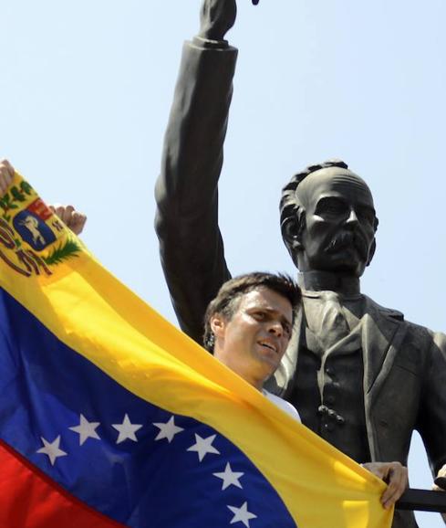 Leopoldo López portando una bandera venezolana.