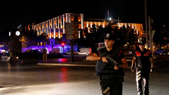 Oficiales de Policía, cerca del cuartel general de los militares en Ankara.