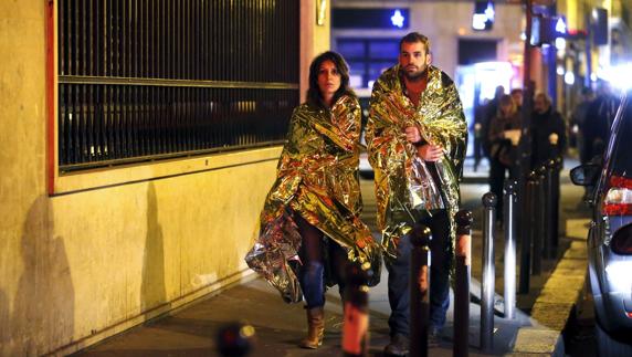 Dos jóvenes, a las puertas de Bataclan.