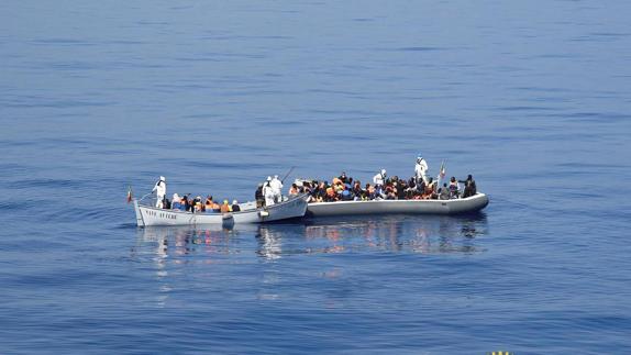 Rescate de inmigrantes en el Mediterráneo por la Marina italiana.