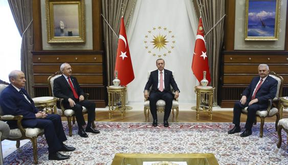 Reunión de Erdogan con los representantes de su partido y de las formaciones opositoras.