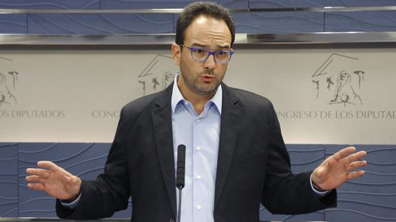 El portavoz del PSOE, Antonio Hernando, explica que pedirán la comparecencia del PP.