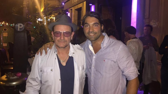 Bono con David Núñez, uno de los socios del pub Jockey de Valencia.