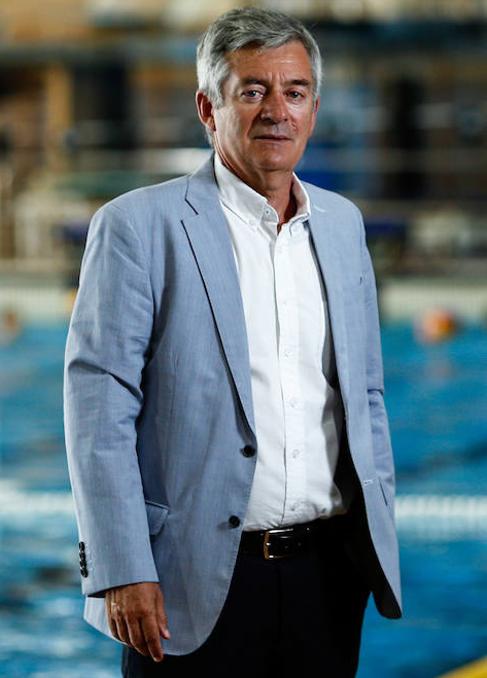 Carpena, delante de una piscina del Centro Natación Mundial 86. 