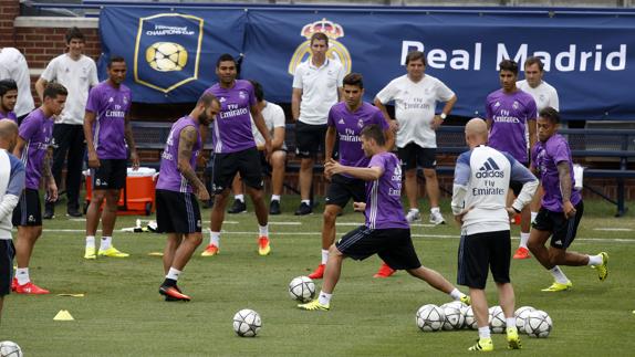 Los jugadores y cuerpo técnico del Real Madrid, durante un entrenamiento. 