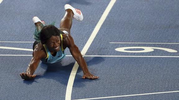 Shaunae Miller, en el suelo. 