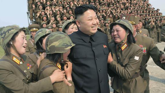 Kim Jong Un saludando a un grupo de emocionadas soldados. 