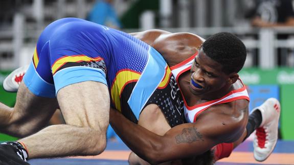 Taimuraz Friev (azul), durante el combate. 