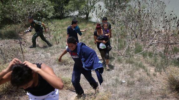 La Patrulla Fronteriza escolta a inmigrantes ilegales, muchos de ellos menores, procedentes de El Salvador.