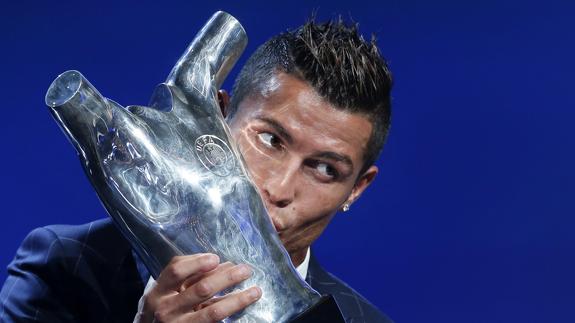 Cristiano Ronaldo posa con el trofeo. 