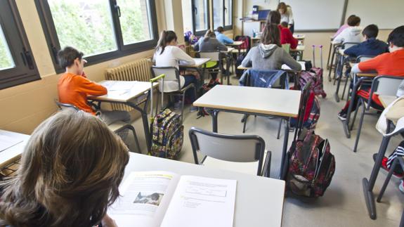 Alumnos de sexto de Primaria realizan la reválida de la Lomce. 