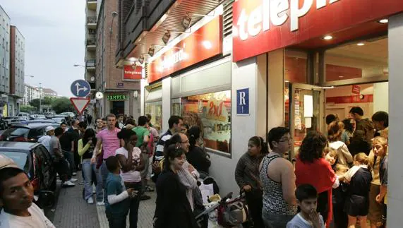 Decenas de personas, entrando en un Telepizza.