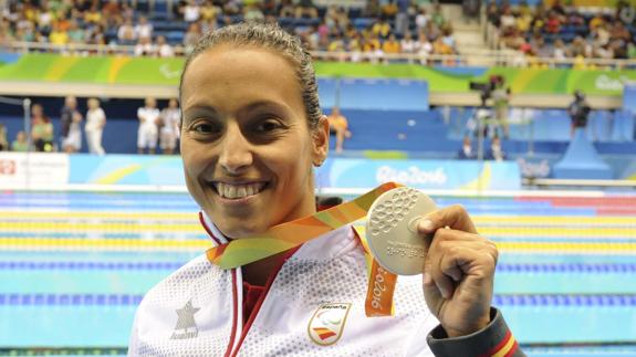 Teresa Perales, con la medalla de plata.