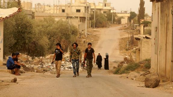 Miembros del Ejército sirio caminan por Deraa.