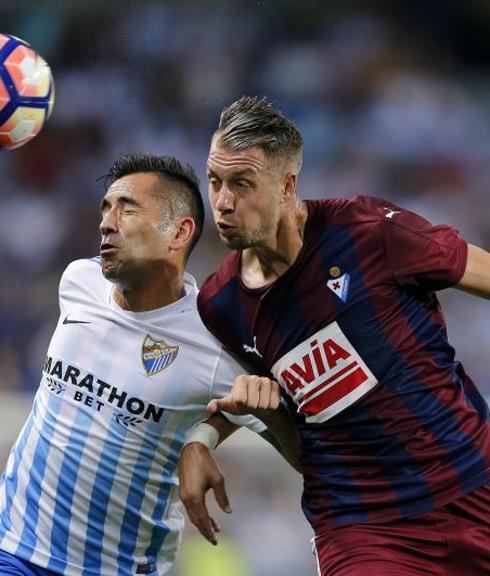 Charles y Lejeune pugnan por un balón. 