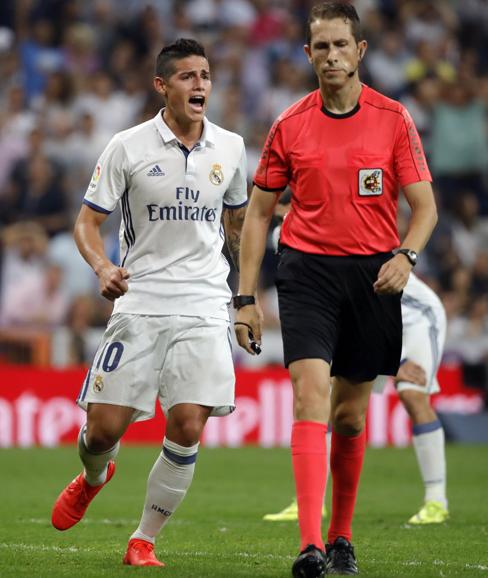 James protesta al árbitro. 