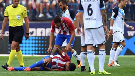 Augusto Fernández se duele de la rodilla derecha, durante el partido. 