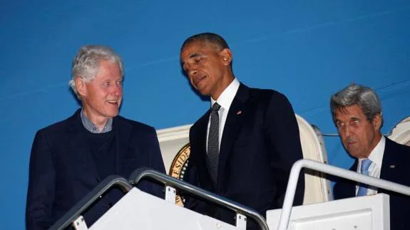 Barack Obama (), junto al expresidente Bill Clinton. 