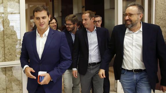 Rivera (i), junto al portavoz en el Congreso, Juan Carlos Girauta. 