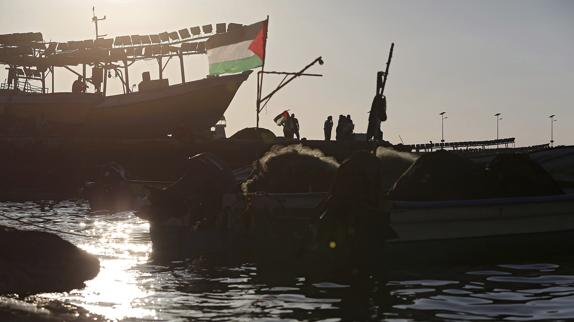 Varios palestinos ondean su bandera nacional en solidaridad con la coalición Flotilla de la Libertad.