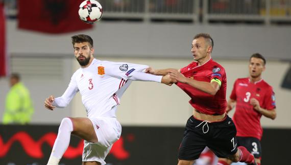 Piqué, con la camiseta cortada, en el partido ante Albania.