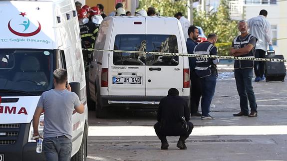 Miembos de la Policía turca investigan el atentado.