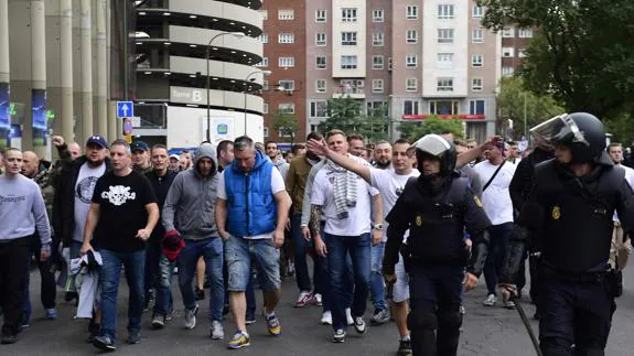 Los ultras del Legia, escoltados por la Policía cerca del Bernabéu. 