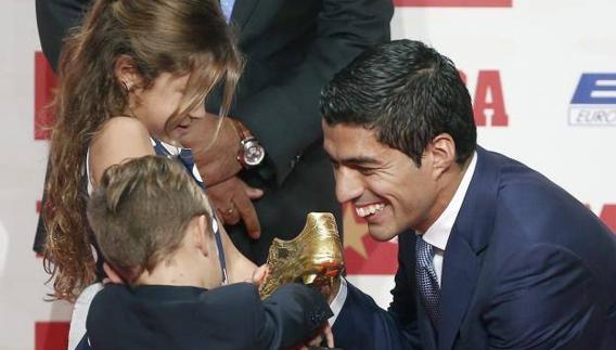 Luis Suárez, con sus hijos, Delfina y Benjamín. EFE