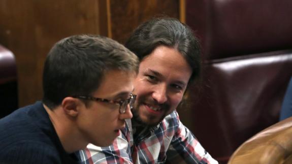 Íñigo Errejón y Pablo Iglesias, en el Congreso de los Diputados.