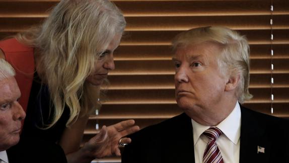 Donald Trump escucha a su jefa de campaña Kellyanne Conway.