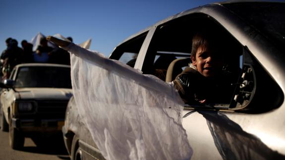 Un niño hulle de los combates en la ofensiva en Irak