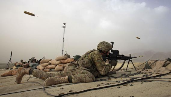 Un soldado estadounidense, durante un ataque talibán en Afganistán.