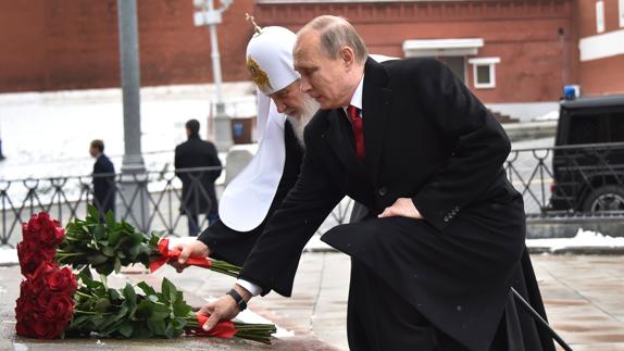 Vladímir Putin, junto al patriarca Kirill. 