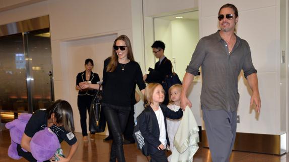 Brad Pitt y Angelina Jolie, con sus hijos. 