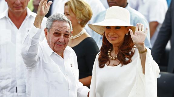 Cristina Fernández reunida con Raul Castro en La Habana